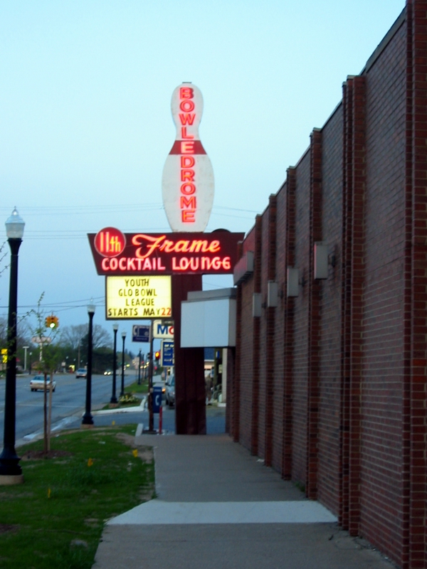 Howell Bowl-E-Drome (BowlerDrome) - May 2002 Photo (newer photo)